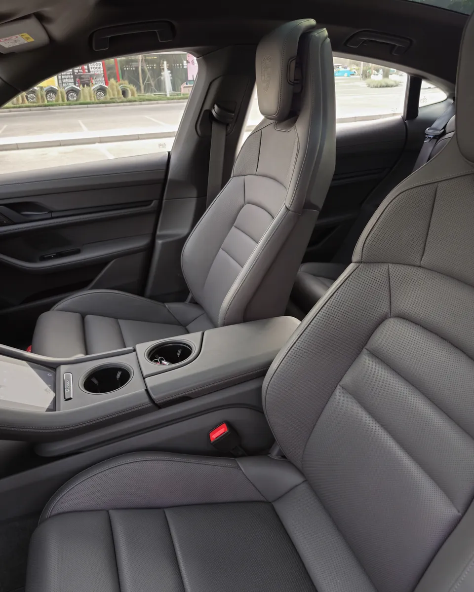 2024 Porsche Taycan photo 7