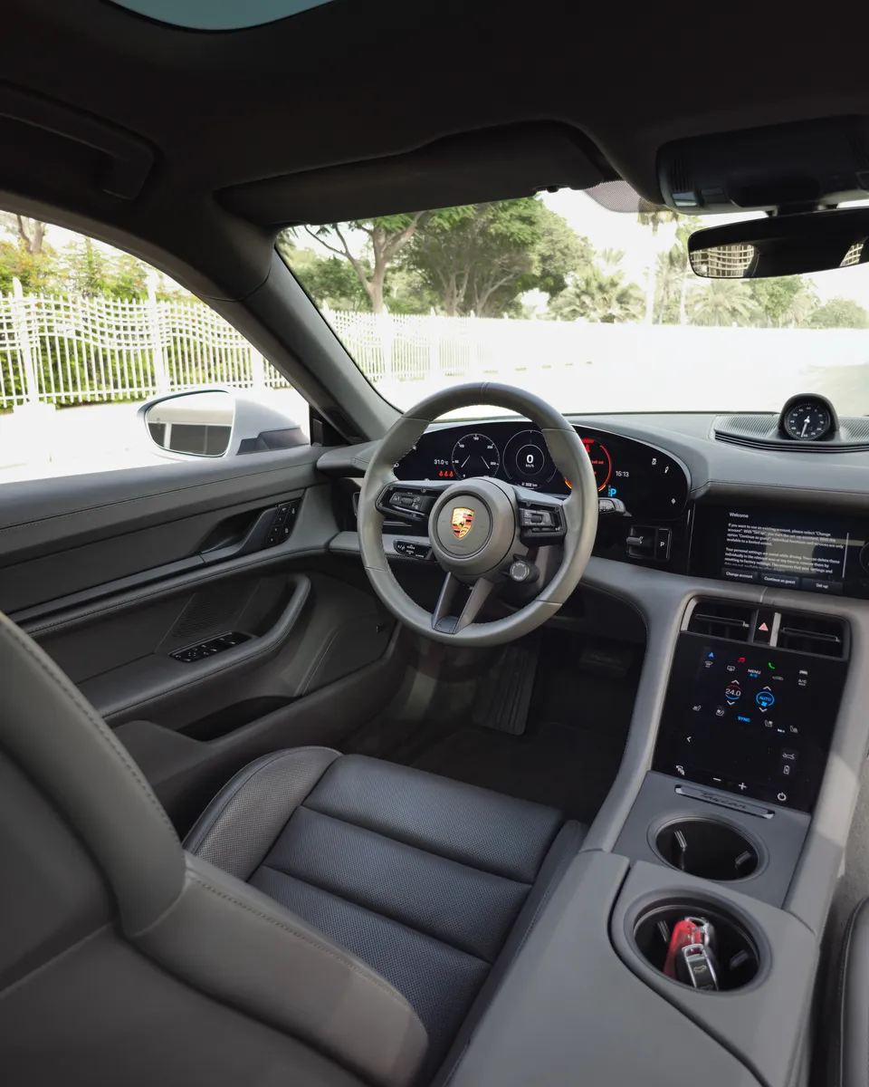 2024 Porsche Taycan photo 6