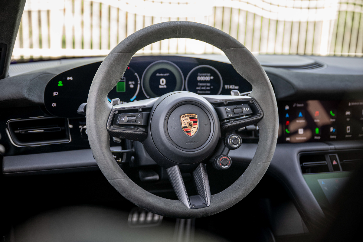 2025 Porsche Taycan photo 18