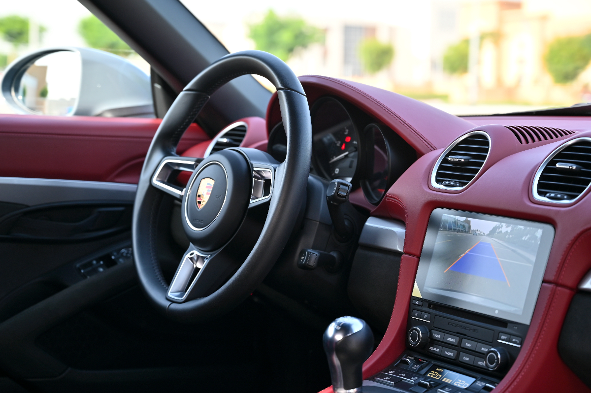 2023 Porsche 718 photo 17